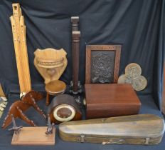 Group of wooden items to include: pair of oak wall brackets, oak mantel clock, easel, pair of