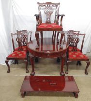 Mahogany oval extending dining table with gadrooned edge, standing on carved shaped legs ending in