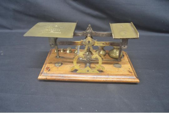 Set of Acme brass postal scales with seven weights (8oz down to 0.25oz), standing on mahogany base - Image 3 of 4