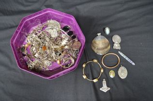 Collection of mostly silver ladies' jewellery to include: locket, ring, necklaces and brooches etc