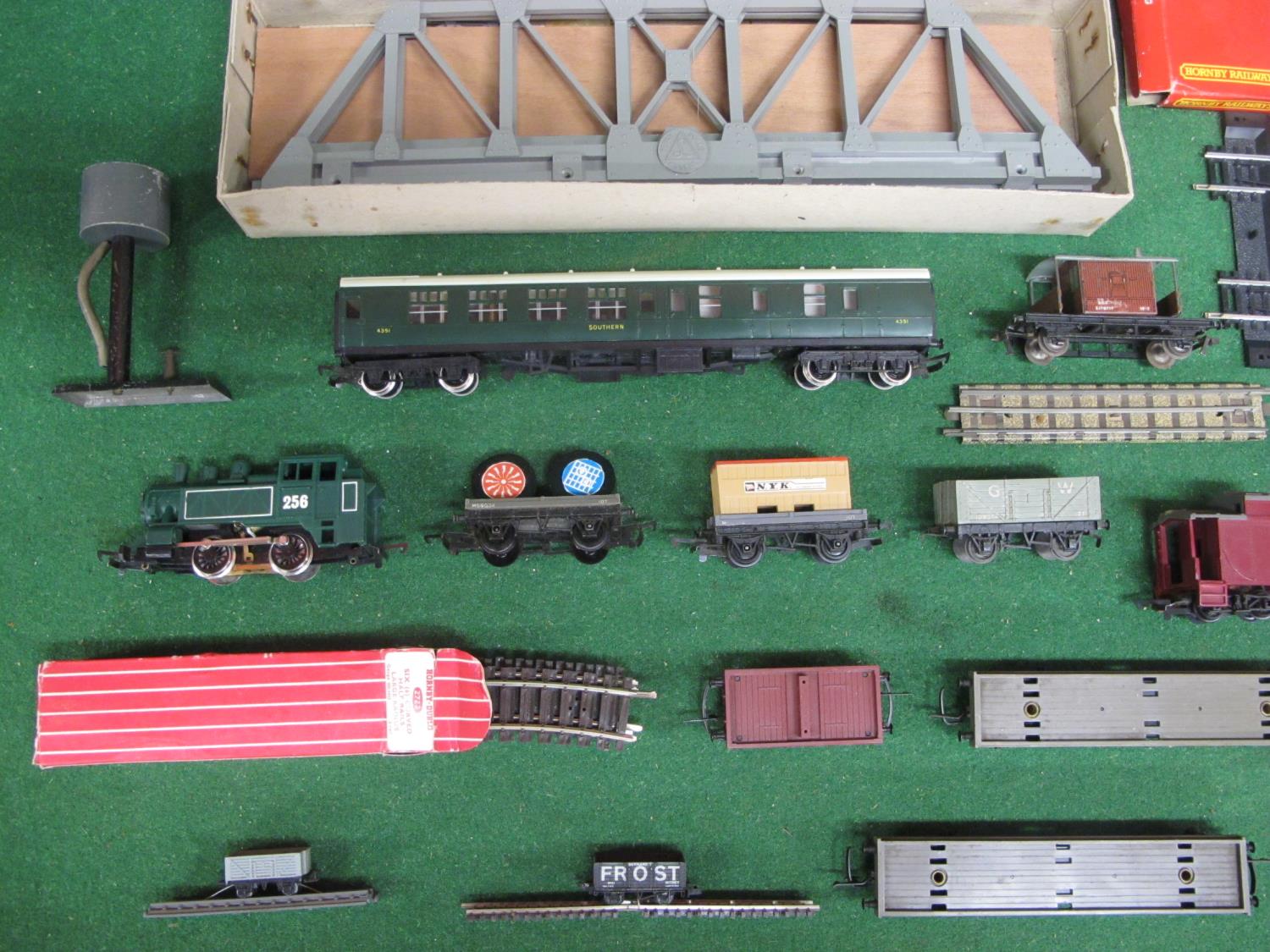 Mixed lot and gauges to comprise: rolling stock and accessories by various manufacturers to include: - Image 2 of 3