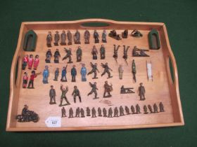 Tray of loose military metal figures, machine guns and motorbike from Britains etc Please note