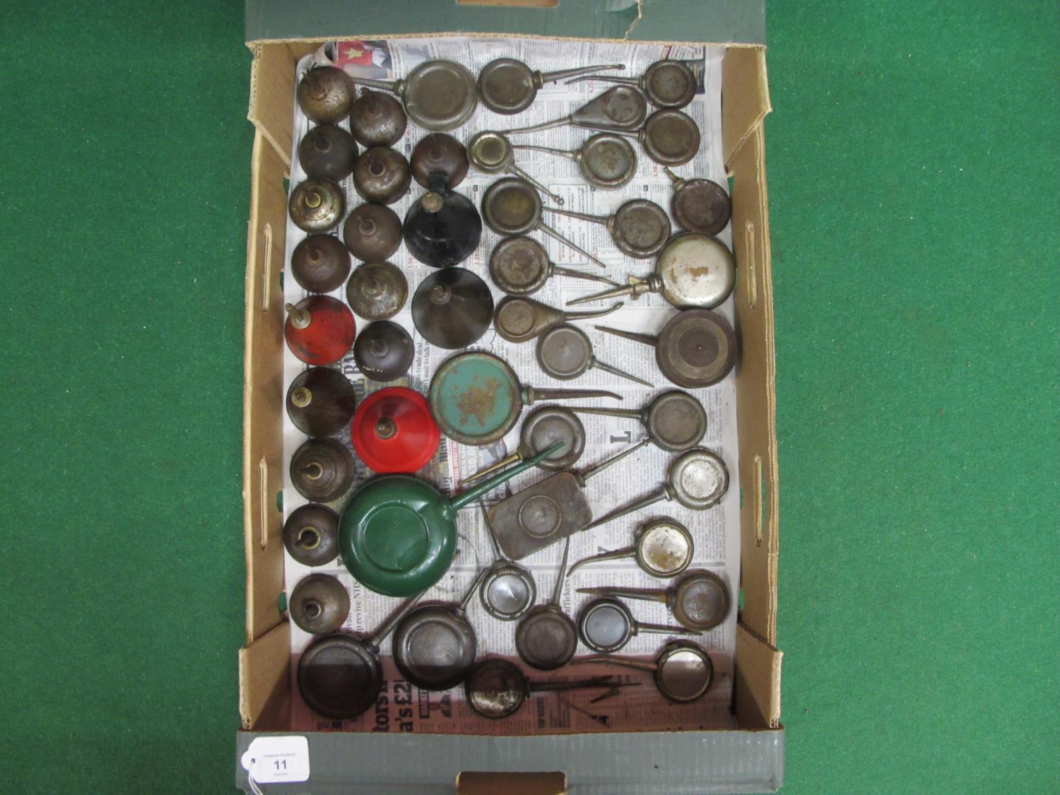 Box of small metal banjo and cone oil cans together with oil droppers Please note descriptions are - Bild 2 aus 2