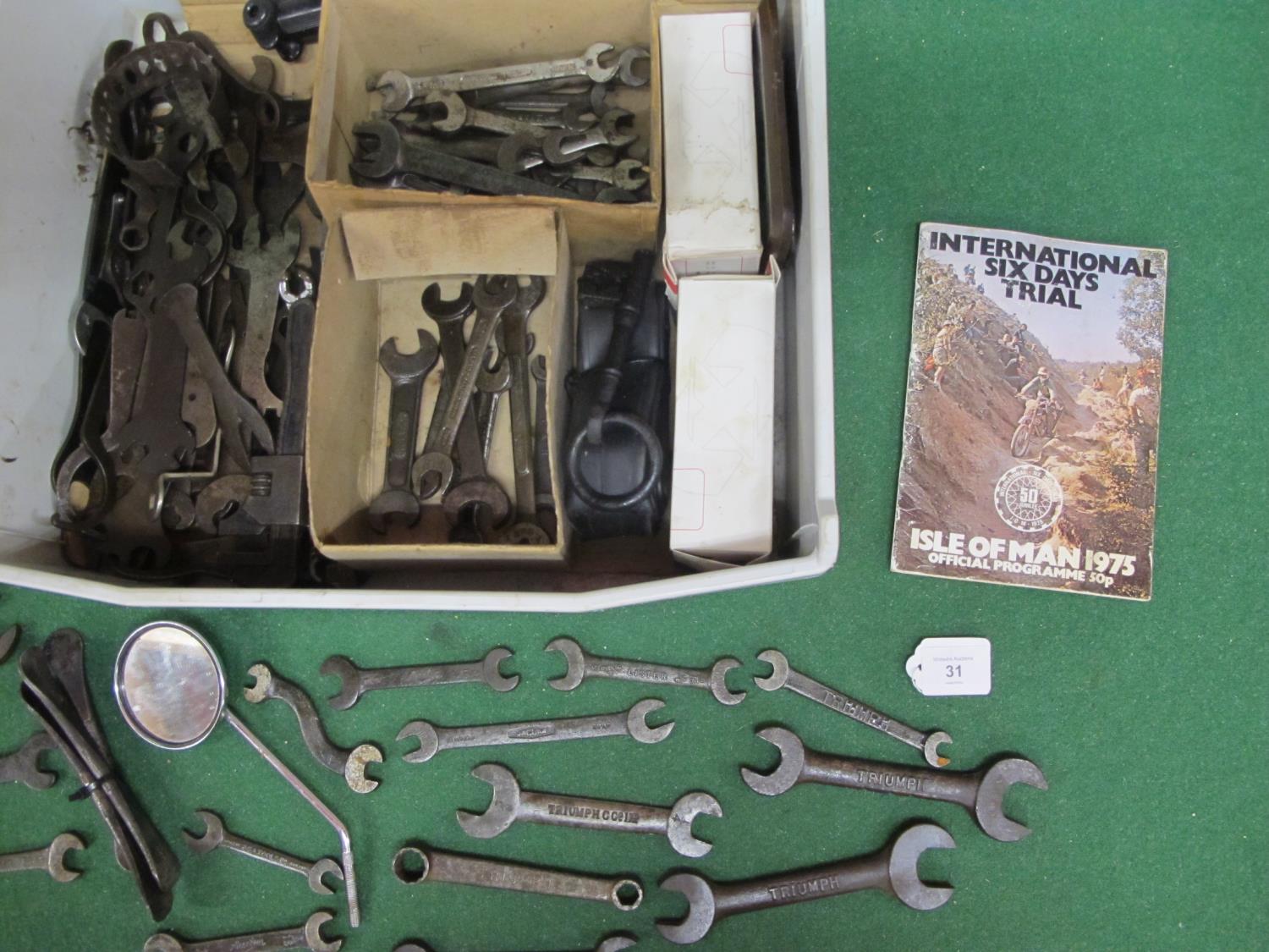 Mixed box of motorcycle spanners to include: Triumph and BSA together with Ford, Jaguar, Austin, - Bild 3 aus 3