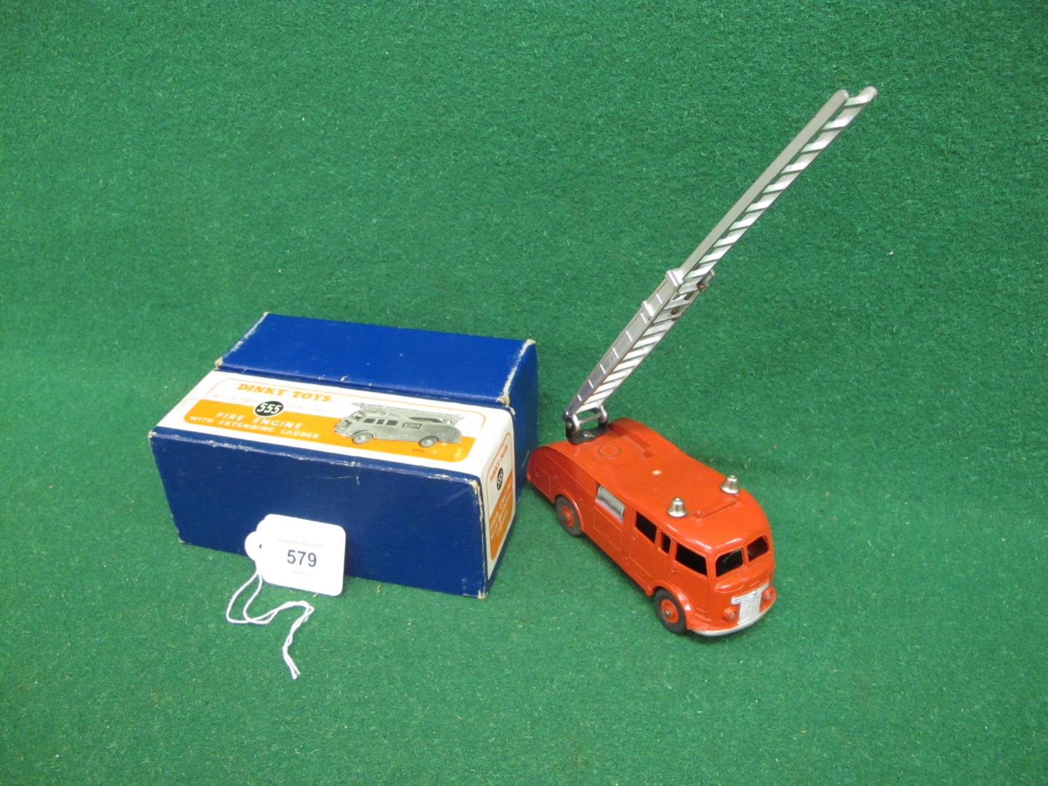 1952-1955 boxed Dinky 555 Commer Fire Engine with extending ladder, two bells and tow hook Please - Image 5 of 5