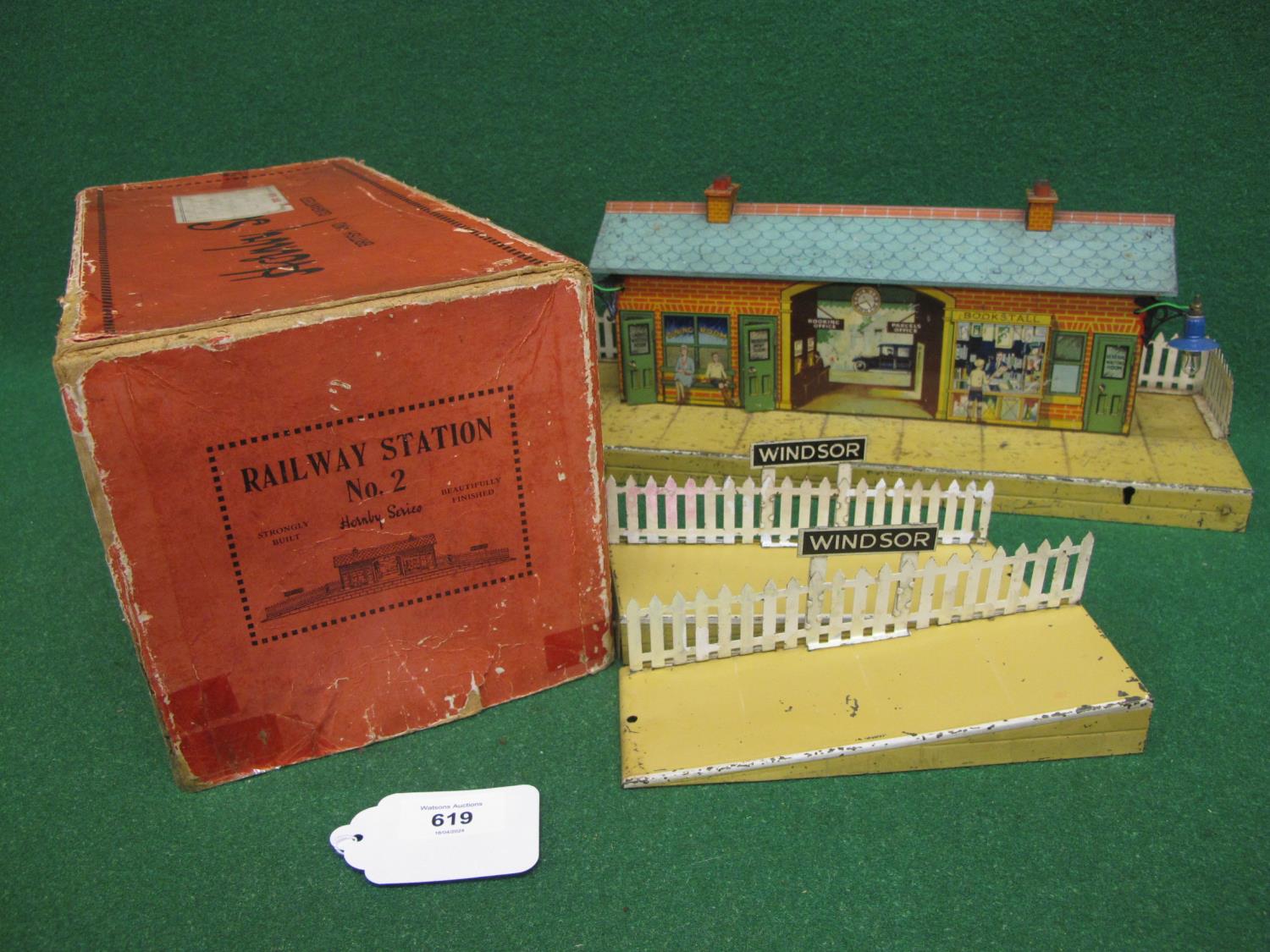 Hornby O gauge tinplate Windsor station with two fenced ramps, opening doors and two bracket