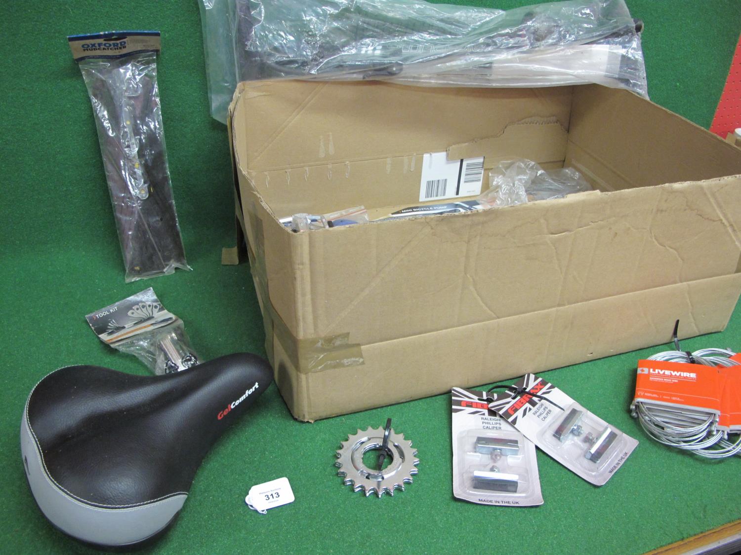 Box of new old stock bicycle items to include: rod brake blocks, cables, pumps, mud catcher, pedals, - Image 3 of 3