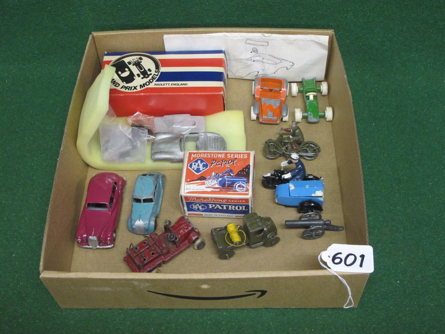 Tray of diecast vehicles to include: an un-named army dispatch rider, an early Dinky Chrysler