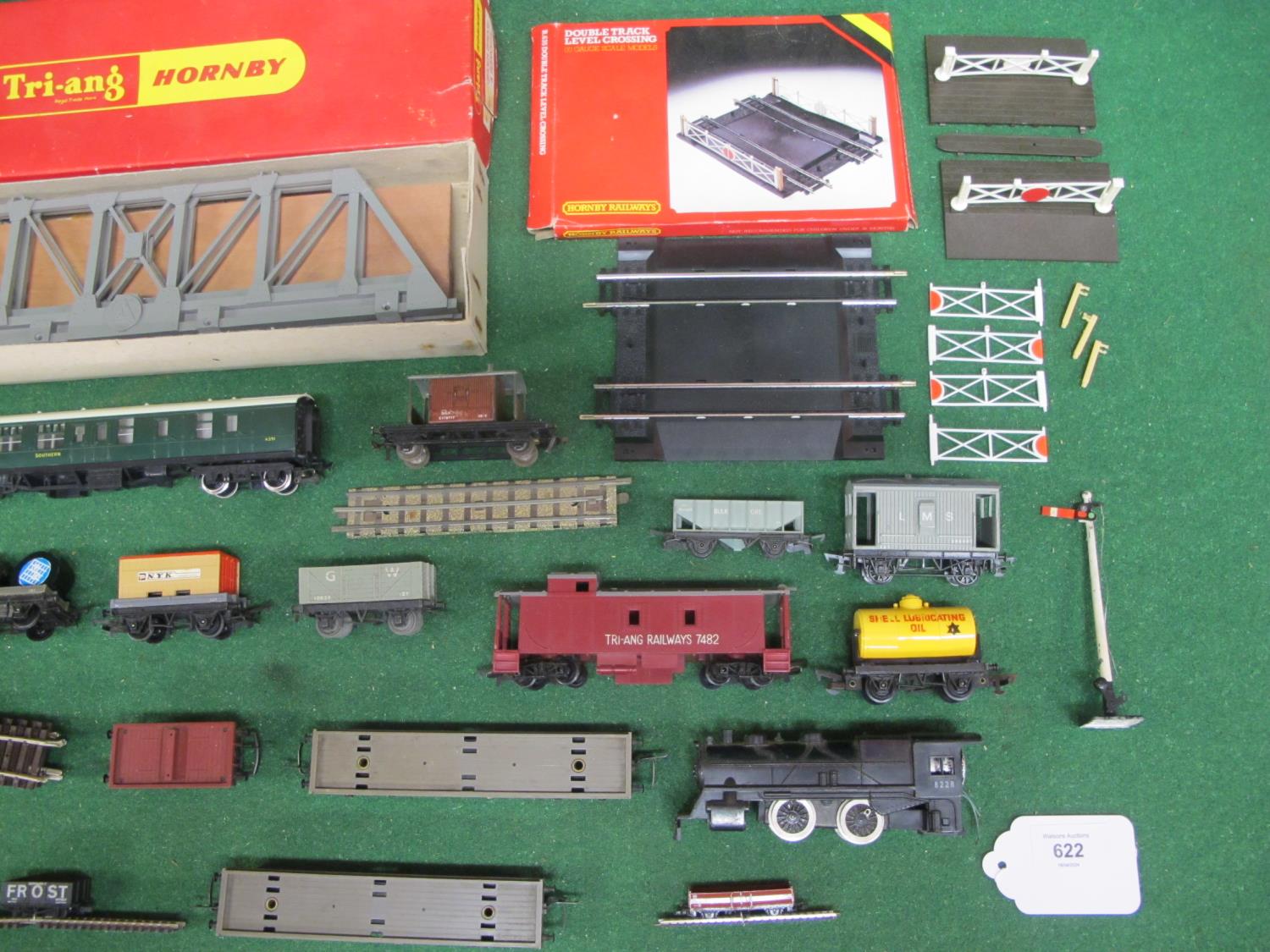 Mixed lot and gauges to comprise: rolling stock and accessories by various manufacturers to include: - Image 3 of 3