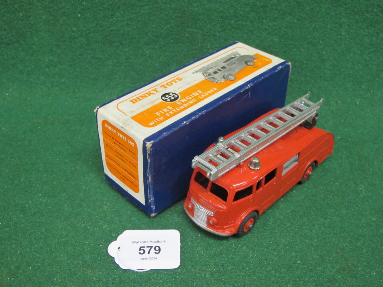 1952-1955 boxed Dinky 555 Commer Fire Engine with extending ladder, two bells and tow hook Please - Image 2 of 5