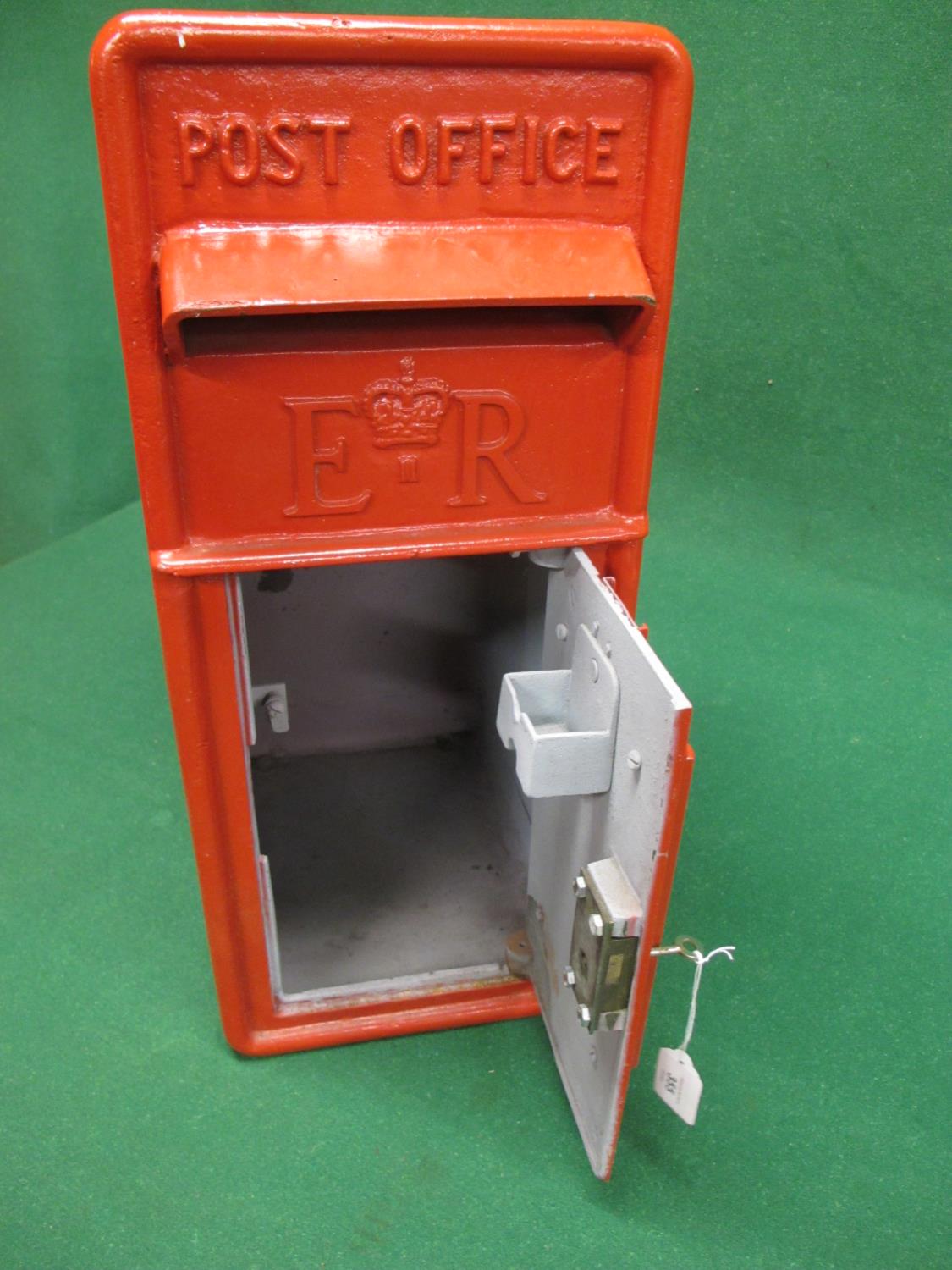 Reproduction iron and steel full size ER post box with key, for wall or post mounting - 10" x 24" - Image 3 of 3