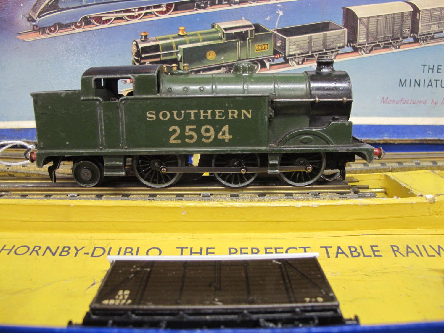 1938-1941 HD 3 Rail EDG7 SR Goods Train Set containing: N2 0-6-2T No. 2594 in Southern olive - Image 3 of 3