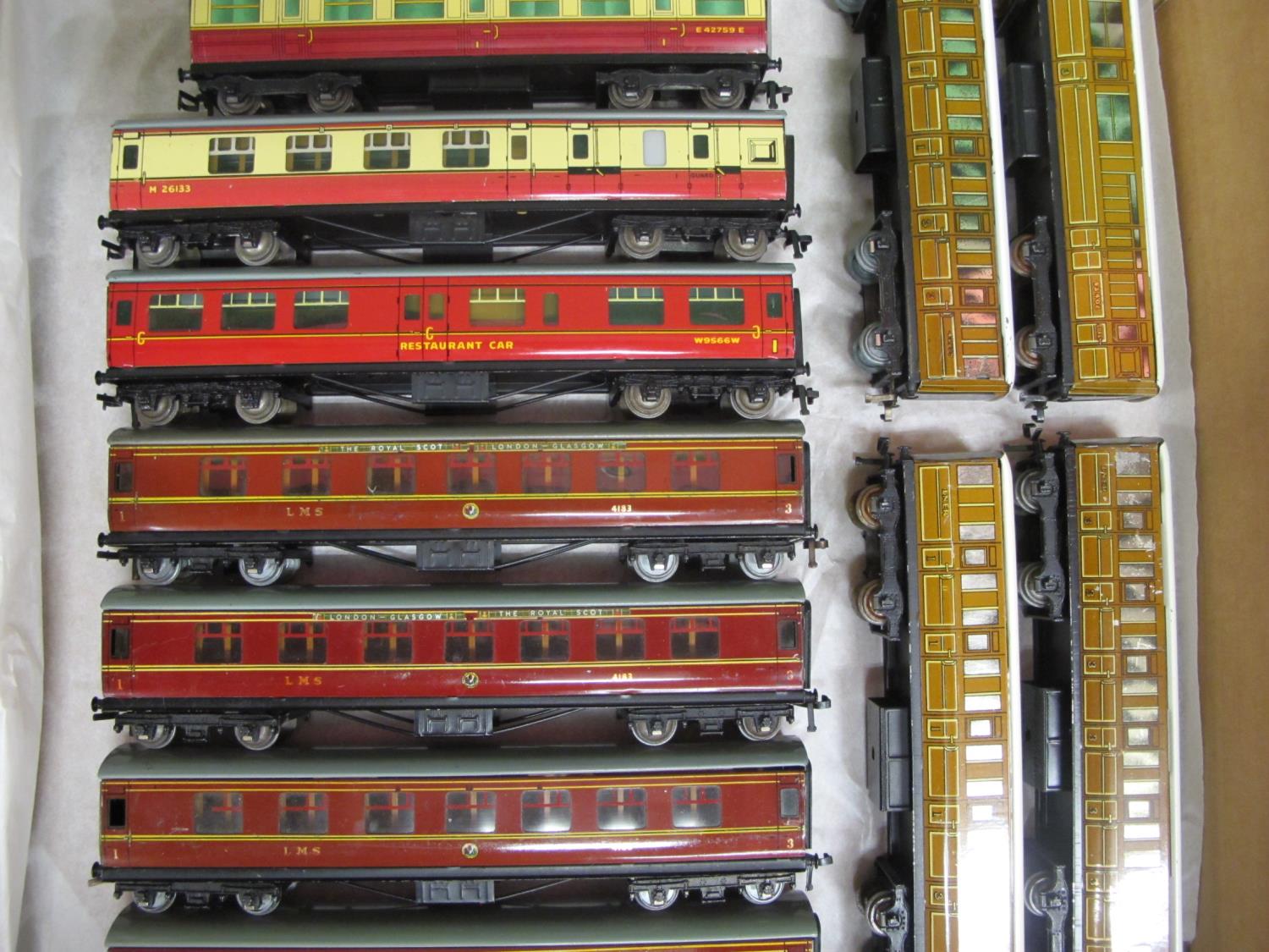 Fifteen Hornby Dublo 3 Rail tinplate coaches for the LMS, BR and LNER (teak), unboxed (in clean - Image 3 of 3