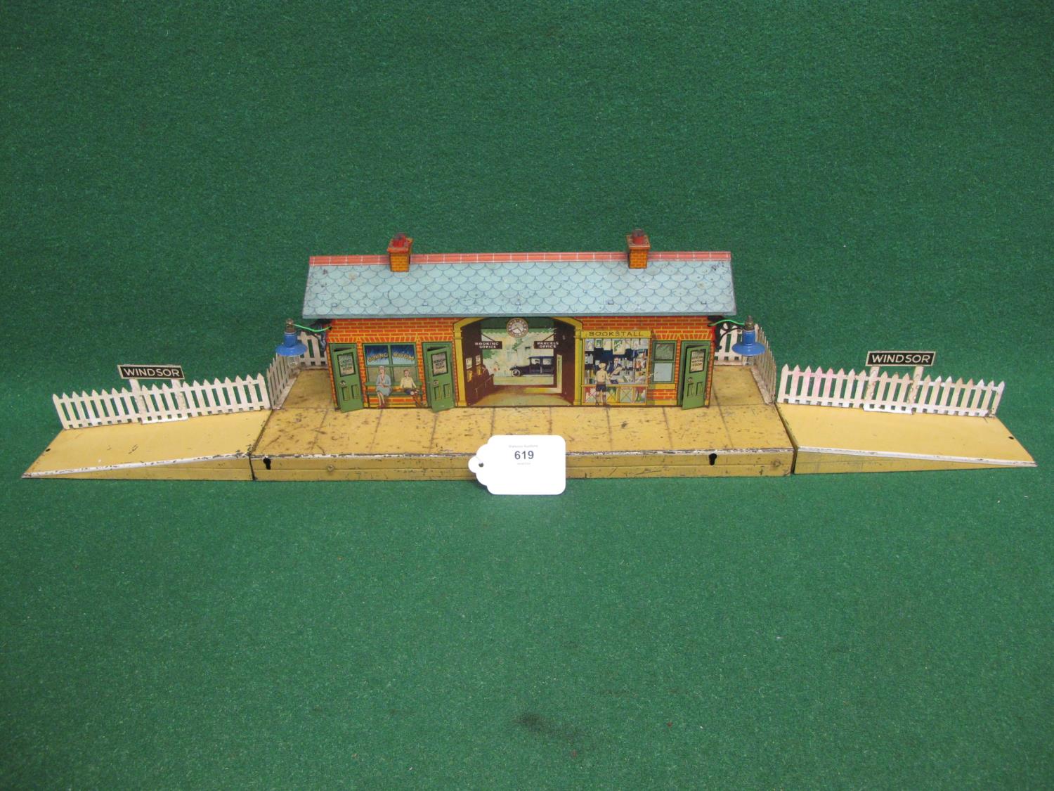 Hornby O gauge tinplate Windsor station with two fenced ramps, opening doors and two bracket - Bild 2 aus 4