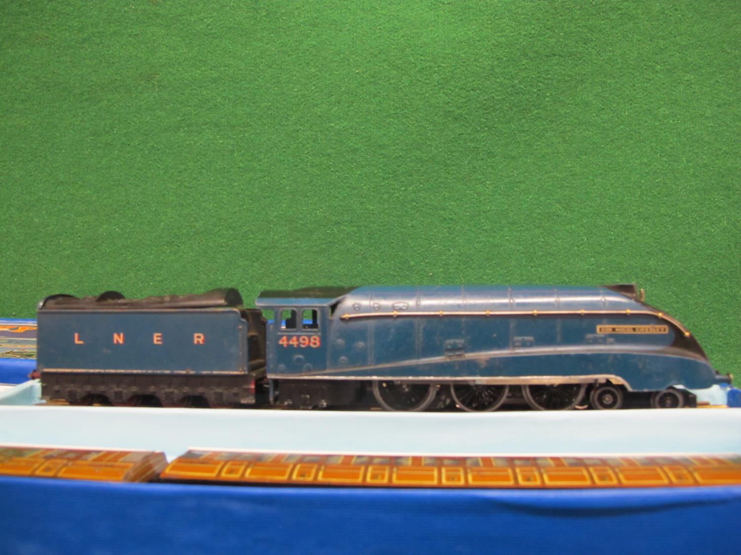 1938-1941 HD 3 Rail EDP1 Passenger Train Set containing: A4 4-6-2 locomotive and tender No. 4498 Sir - Image 3 of 4