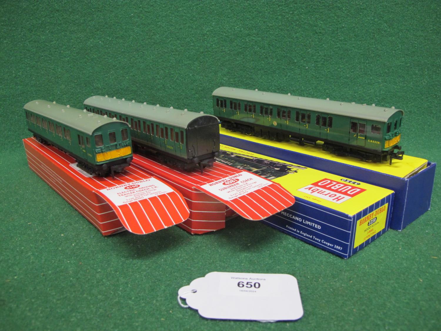 1962-1964 Hornby Dublo 3 Rail Class 501 3 Car Suburban EMU comprising: 3250 Motor coach, 4150 - Image 2 of 4