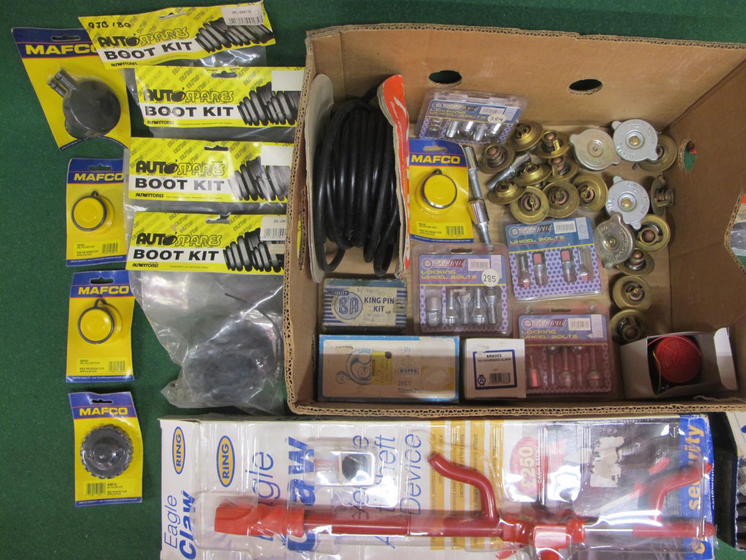 Two boxes of new old stock to include: GT Racing wheel bolts, boot kits, thermostats, auto cable, - Bild 2 aus 3