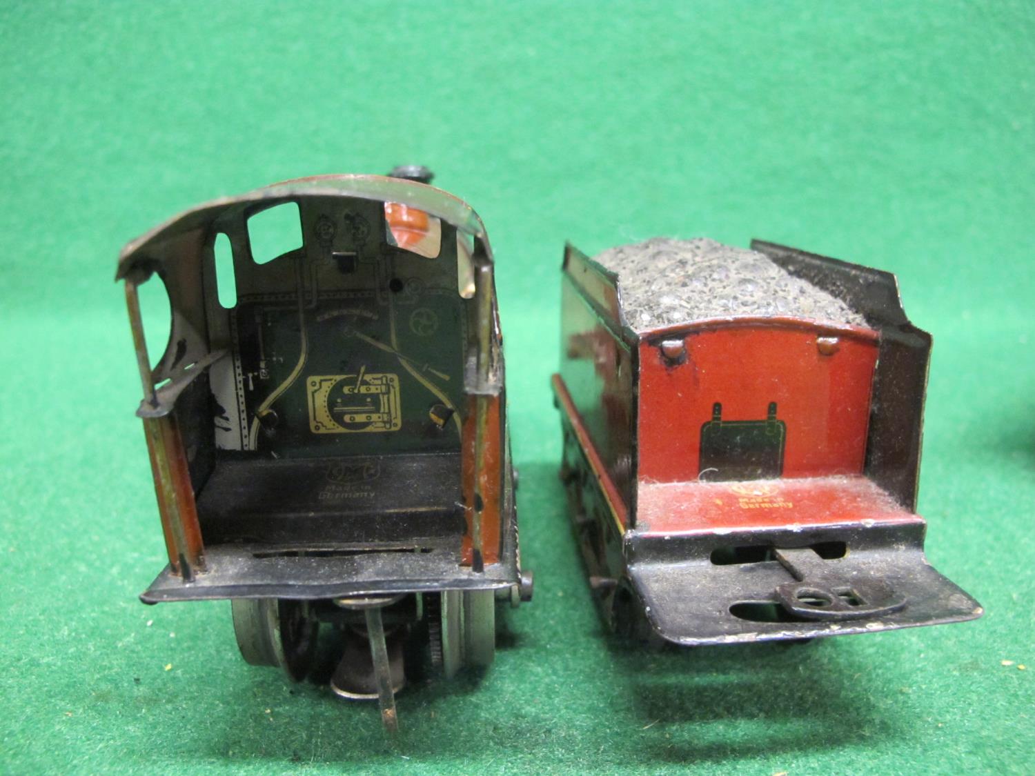 Marklin 4 volt O gauge 4-4-0 locomotive and tender No. 385 in lined red, two Bogie coaches with - Image 8 of 8