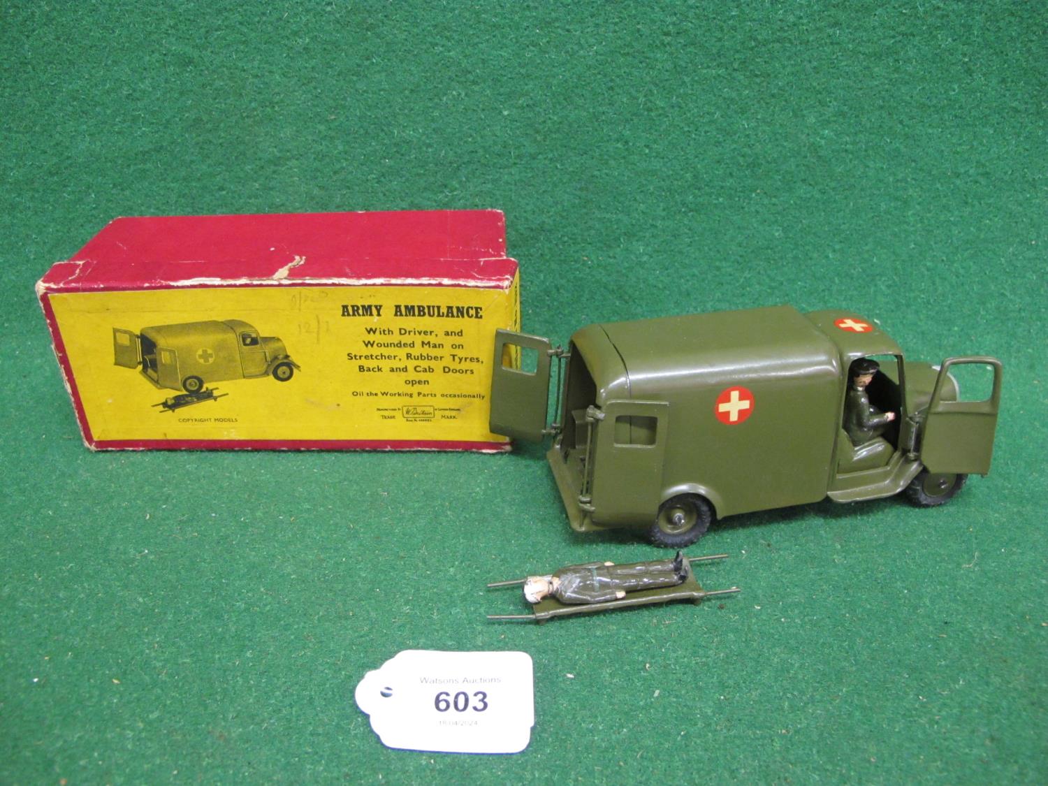 Britains 1948-1956 Army Ambulance with driver, three opening doors and injured soldier on stretcher, - Bild 3 aus 3
