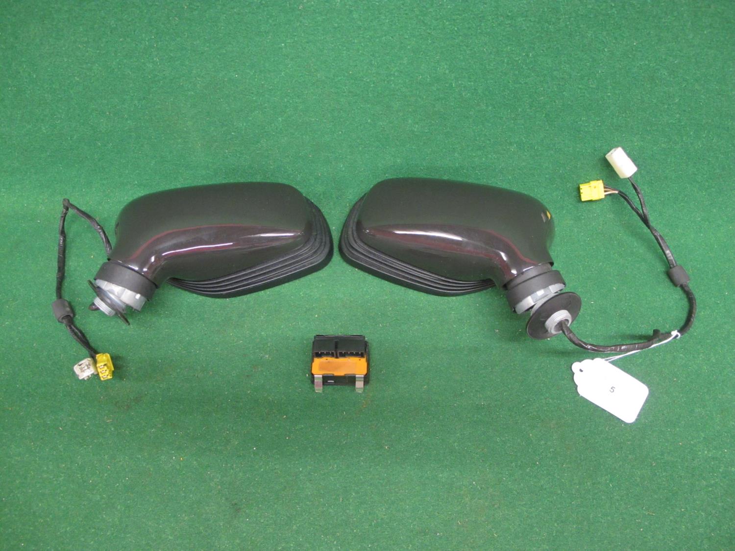 Pair of modern electric wing mirrors with positioning switch Please note descriptions are not - Image 2 of 3