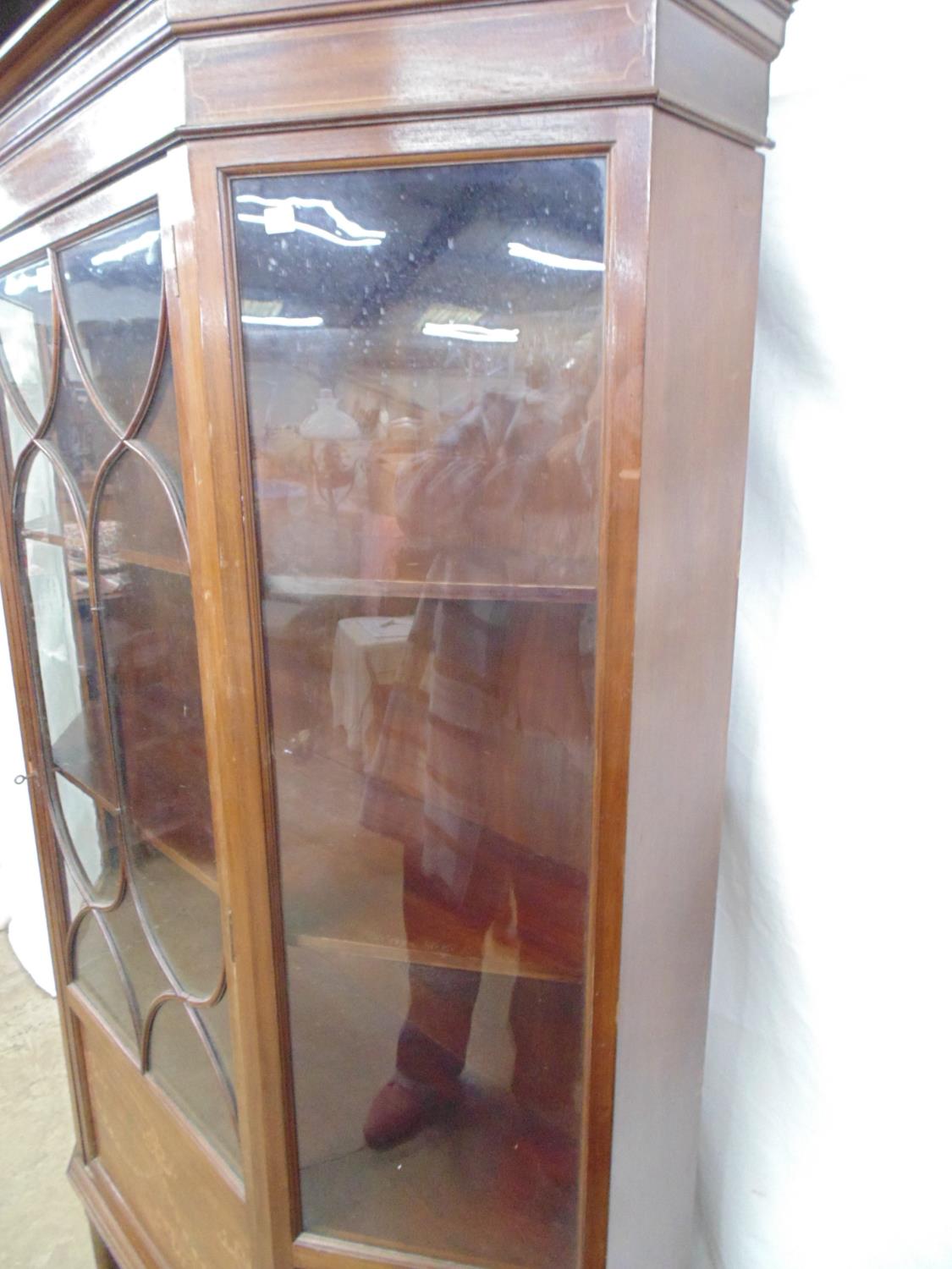 Inlaid mahogany display cabinet having single glazed door opening to two fixed wooden shelves - Image 5 of 6