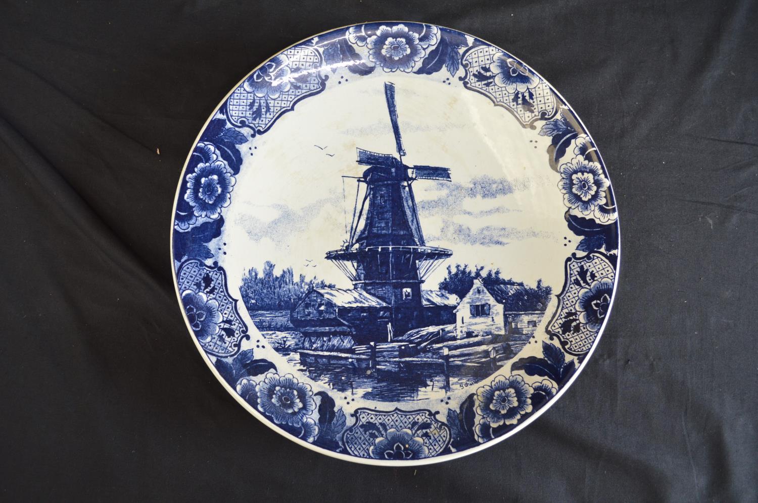 Two Delft blue and white wall hanging chargers decorated with scenes of children playing on a frozen - Image 2 of 5