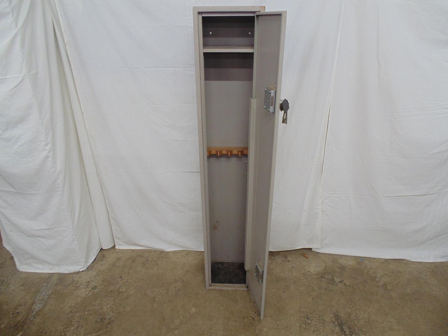Metal gun cabinet to hold four guns - 27.5cm x 22.5cm x 151cm tall Please note descriptions are - Image 4 of 5