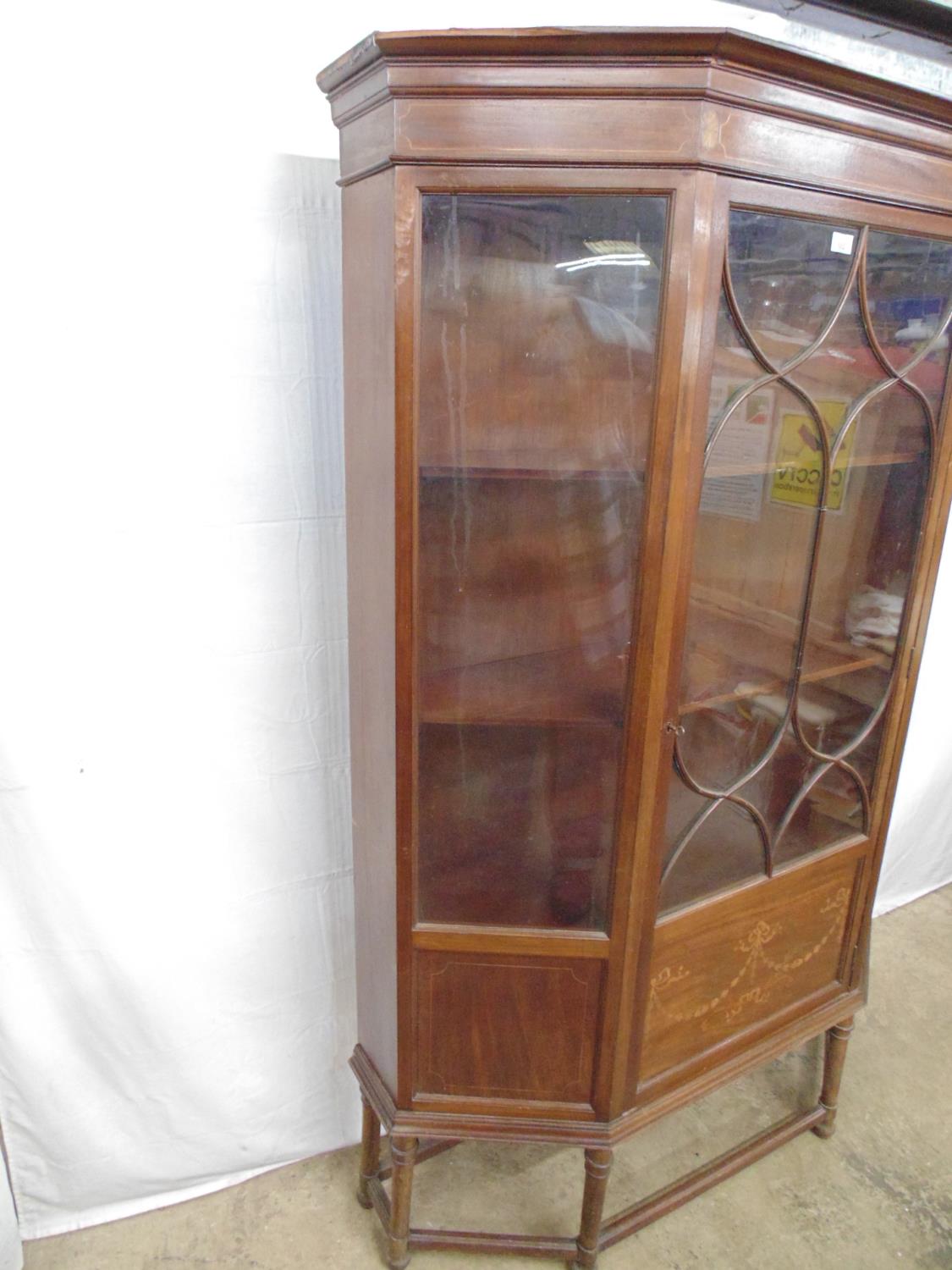 Inlaid mahogany display cabinet having single glazed door opening to two fixed wooden shelves - Image 2 of 6