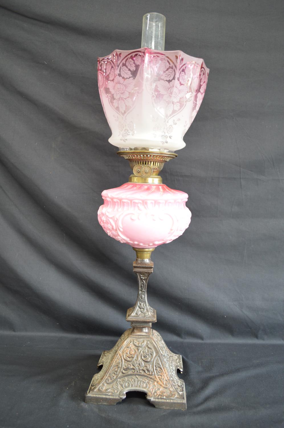 Victorian iron based oil lamp with pink glass reservoir and Cranberry glass shade - 69cm tall - Image 5 of 5