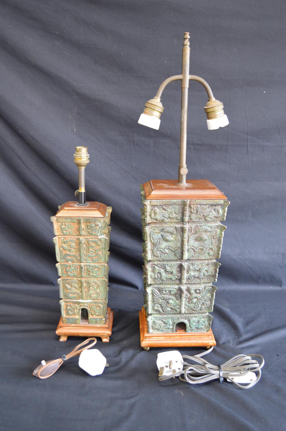 Two bronze 20th century table lamps having adjustable heights, standing on wooden bases Please - Image 3 of 4