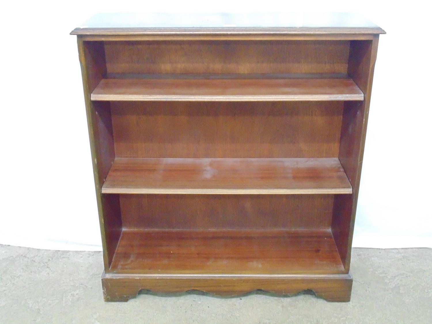 Reproduction mahogany open bookshelves with two adjustable shelves, standing on bracket feet - - Image 5 of 7