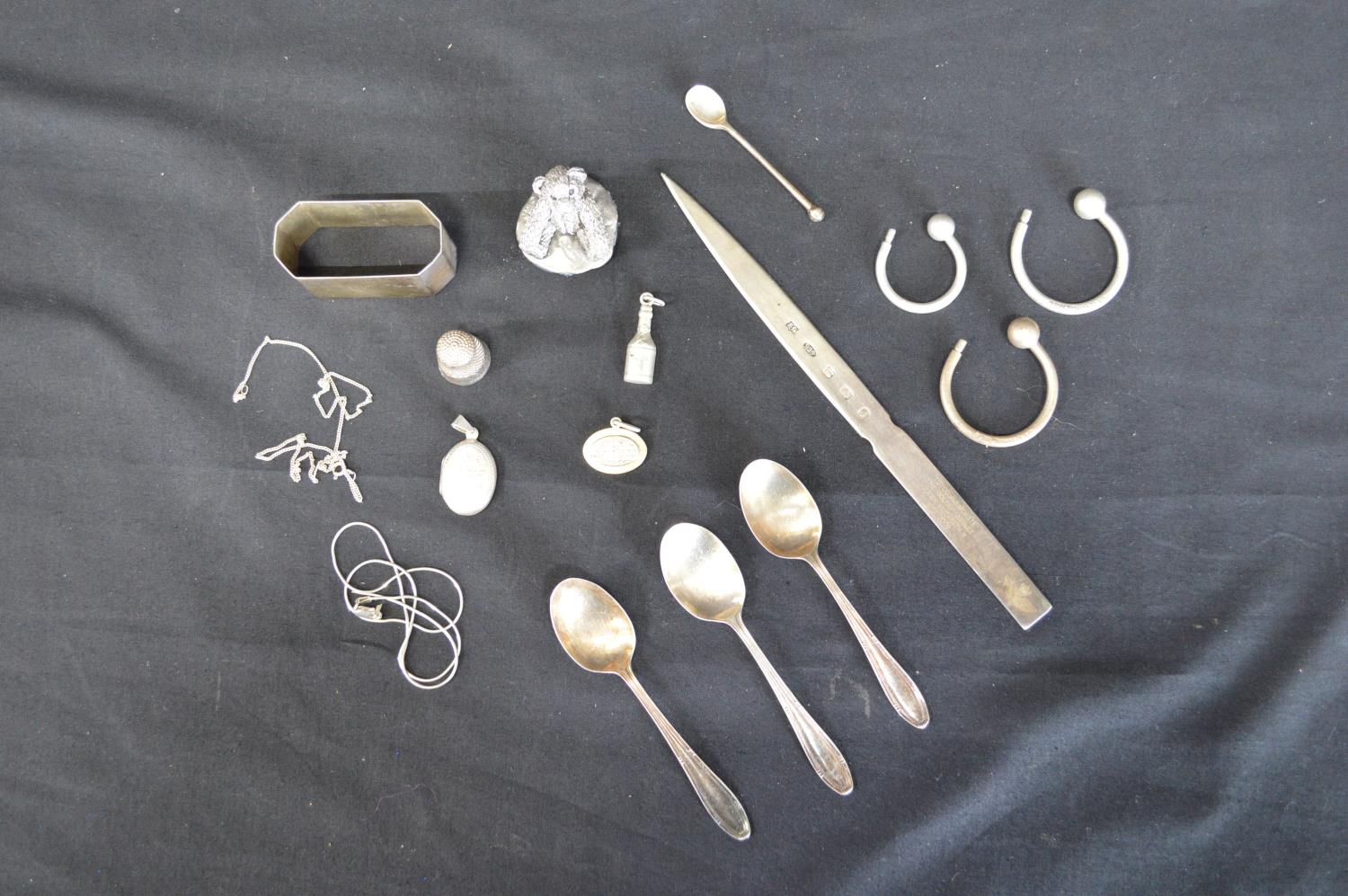 Group of small silver items to include: Golden Jubilee letter opener, locket, napkin ring and silver - Bild 2 aus 2