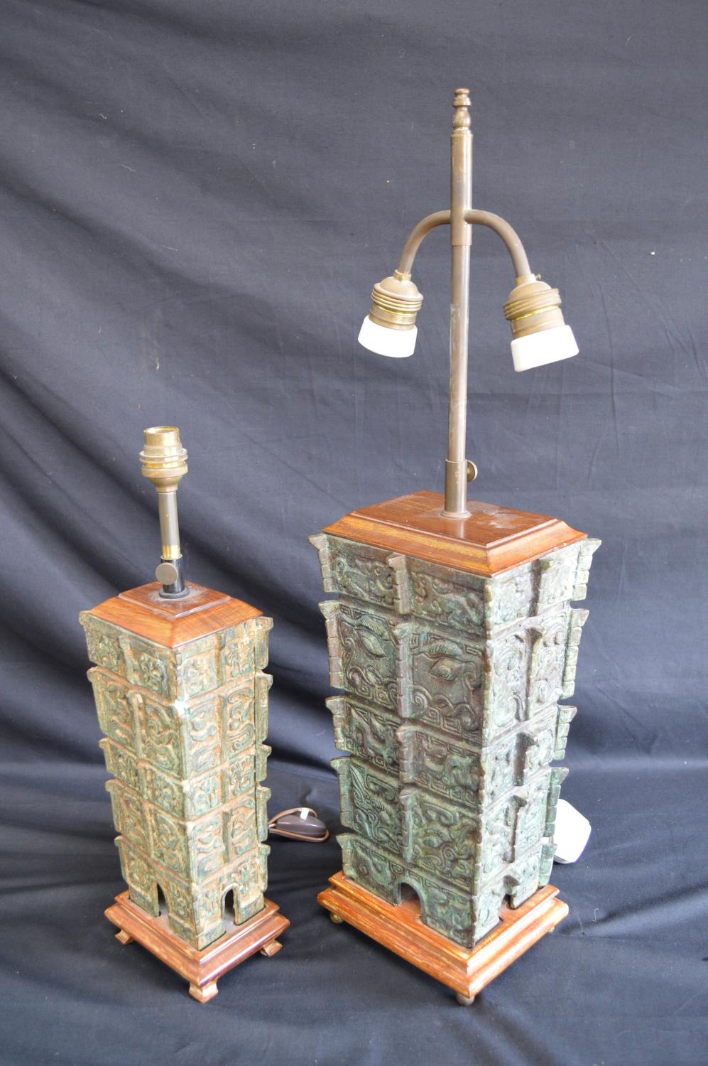 Two bronze 20th century table lamps having adjustable heights, standing on wooden bases Please - Image 2 of 4