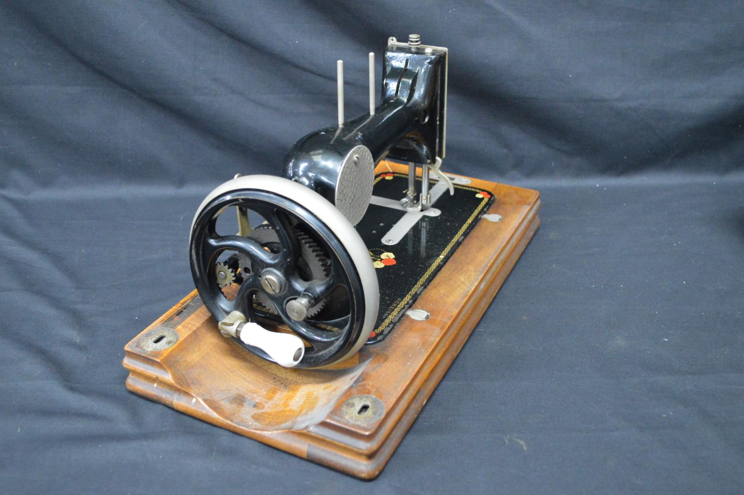 Harris S hand operated sewing machine Syst.705 housed in walnut case with top carrying handle - 40cm - Image 4 of 6