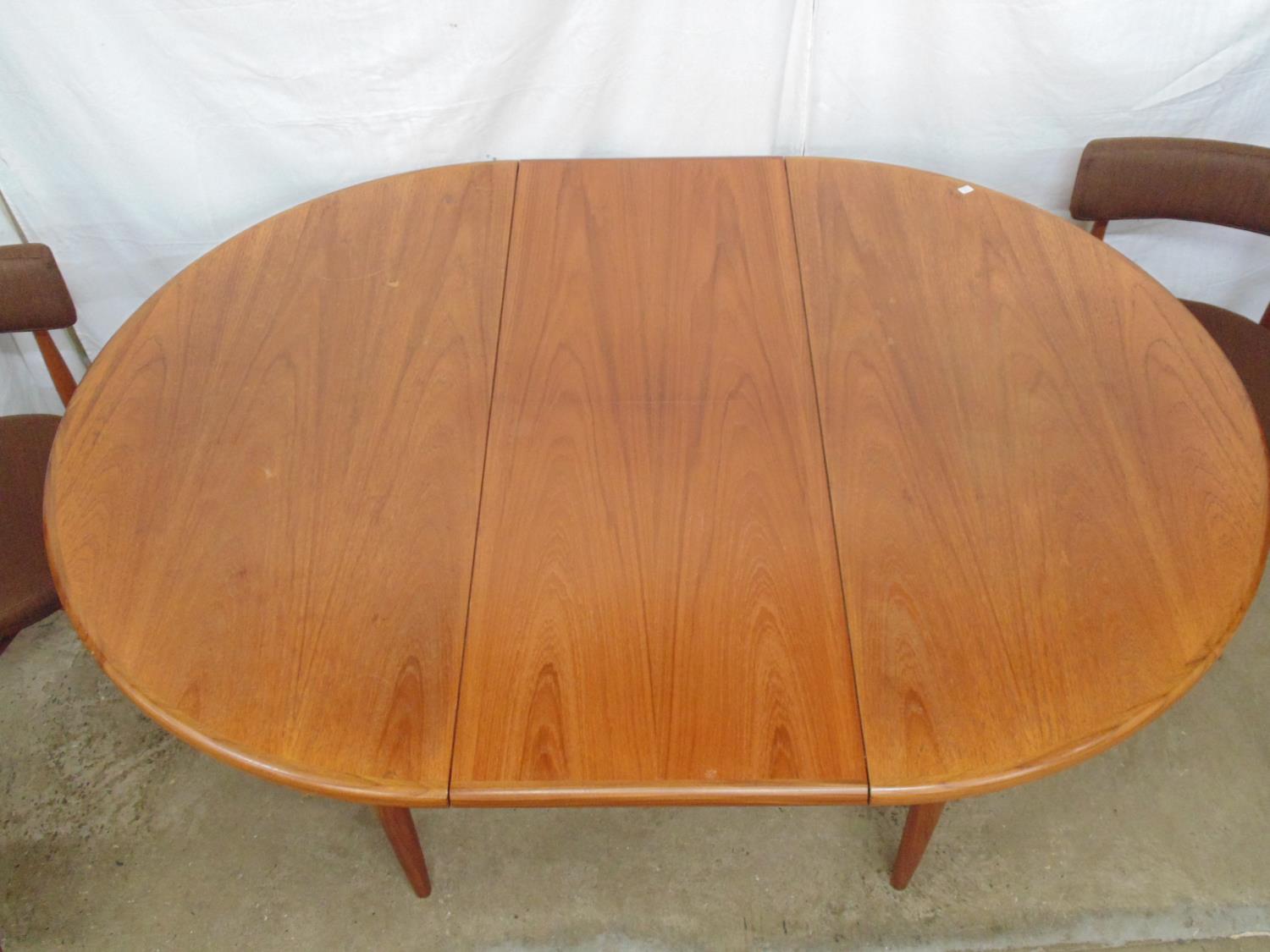 Mid century teak G Plan circular extending dining table having a single fold out leaf and standing - Image 3 of 4