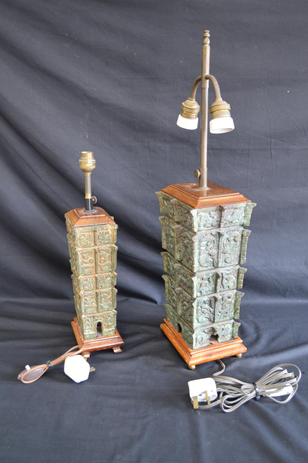 Two bronze 20th century table lamps having adjustable heights, standing on wooden bases Please - Image 4 of 4