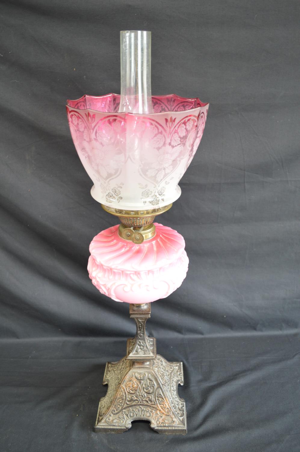 Victorian iron based oil lamp with pink glass reservoir and Cranberry glass shade - 69cm tall - Image 4 of 5