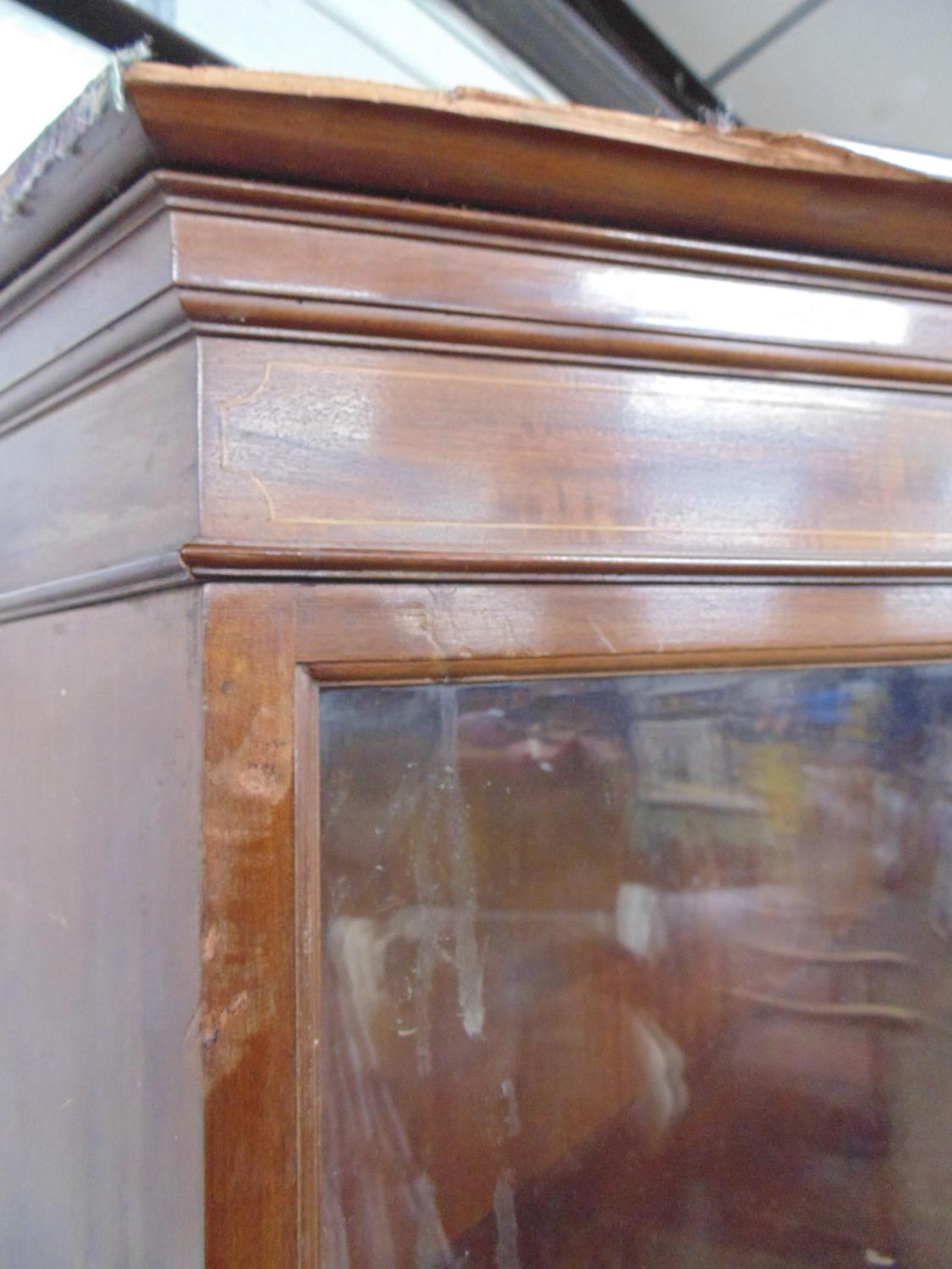 Inlaid mahogany display cabinet having single glazed door opening to two fixed wooden shelves - Image 4 of 6