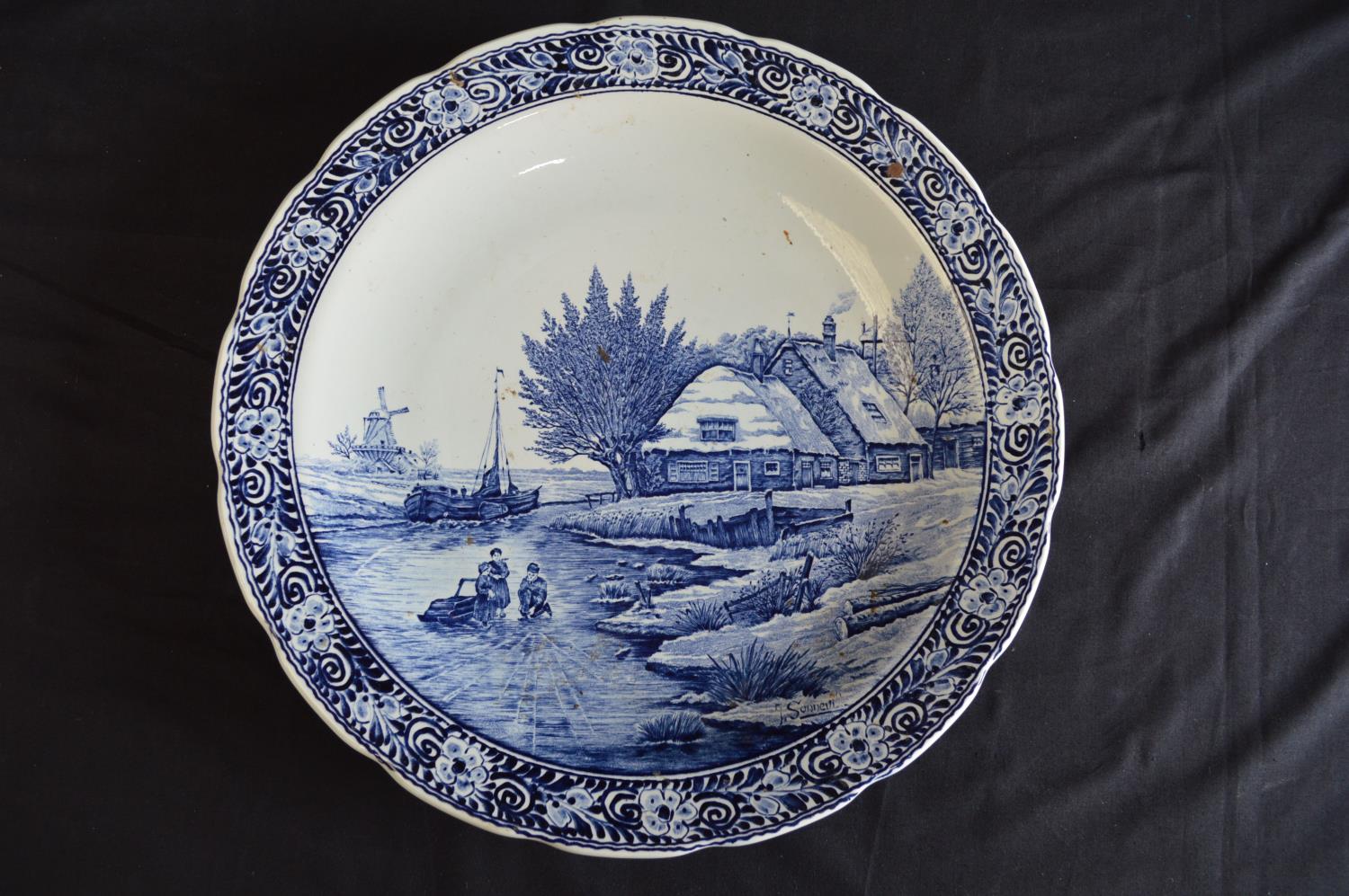 Two Delft blue and white wall hanging chargers decorated with scenes of children playing on a frozen - Image 4 of 5