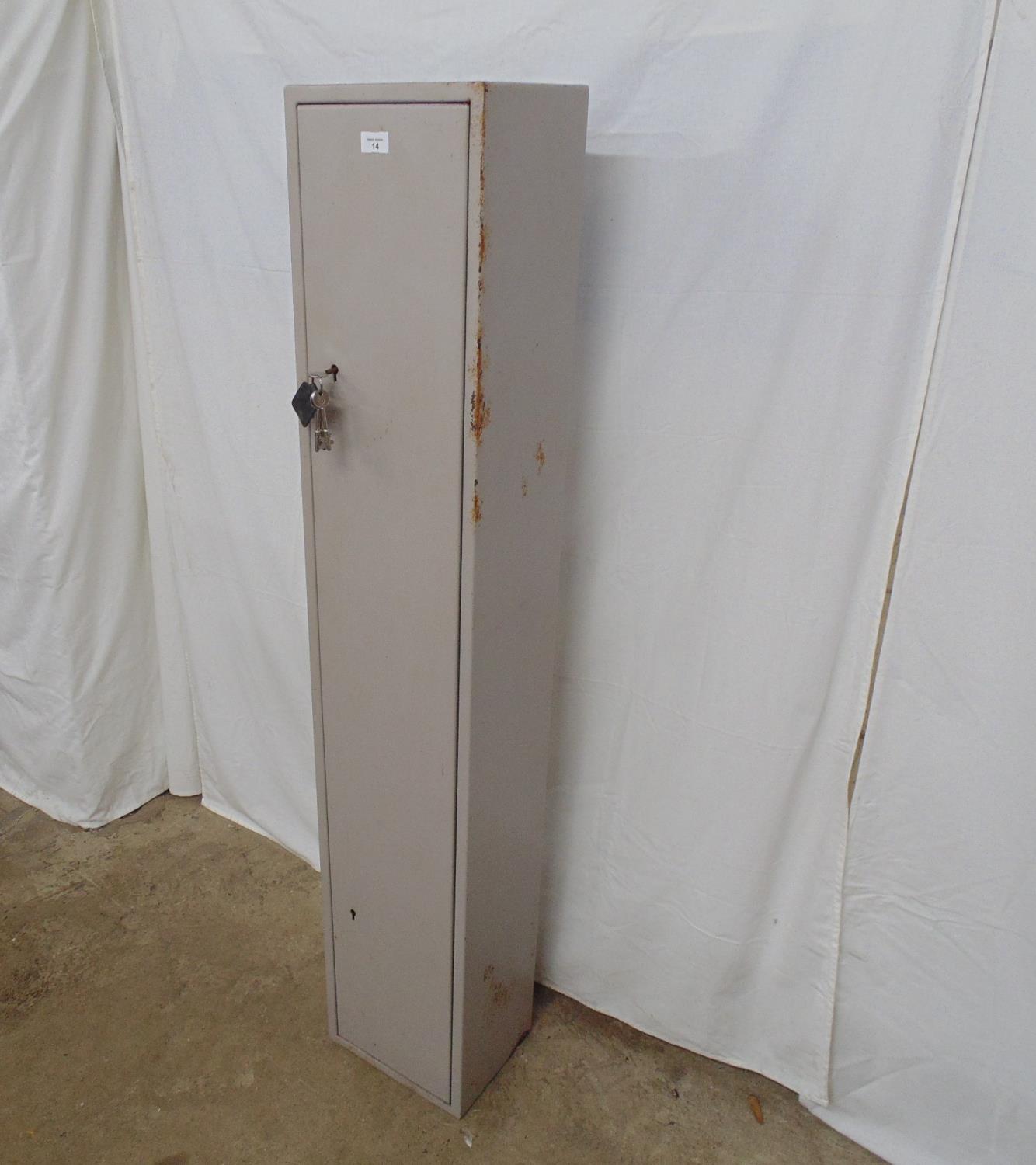 Metal gun cabinet to hold four guns - 27.5cm x 22.5cm x 151cm tall Please note descriptions are - Image 2 of 5