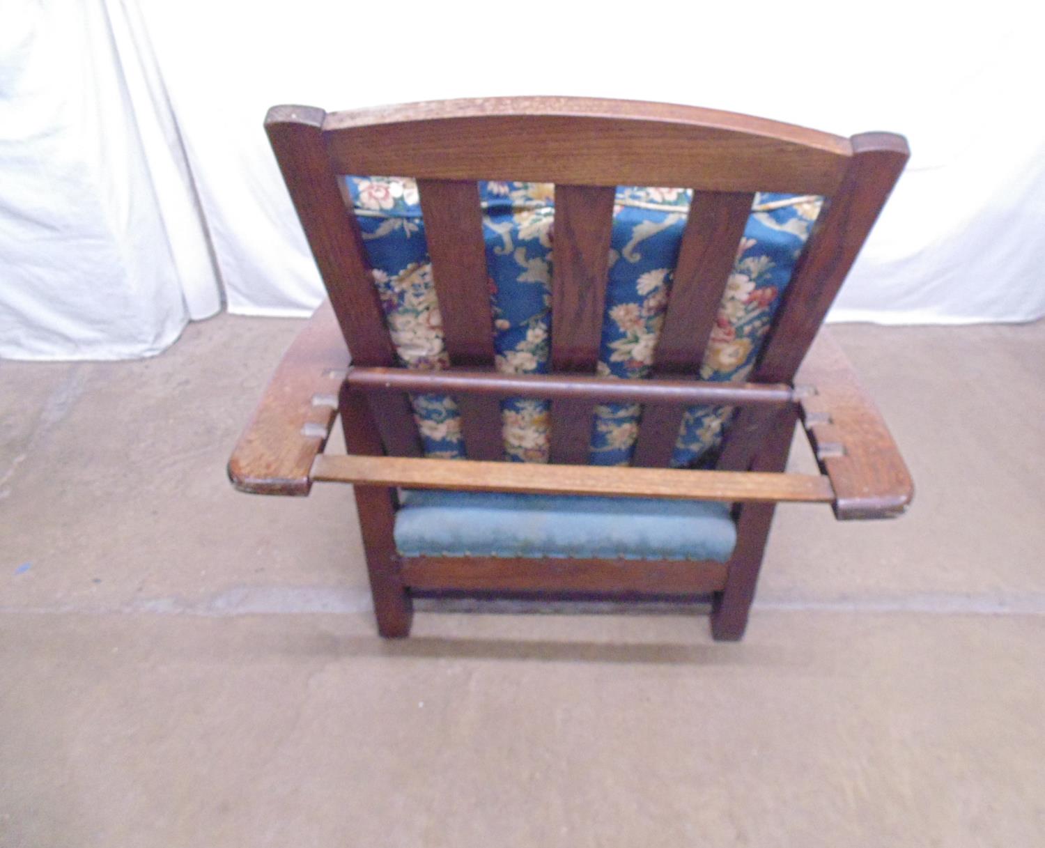 Early 20th century oak armchair having reclining back rail with shaped elbow rests, slatted sides - Image 3 of 6