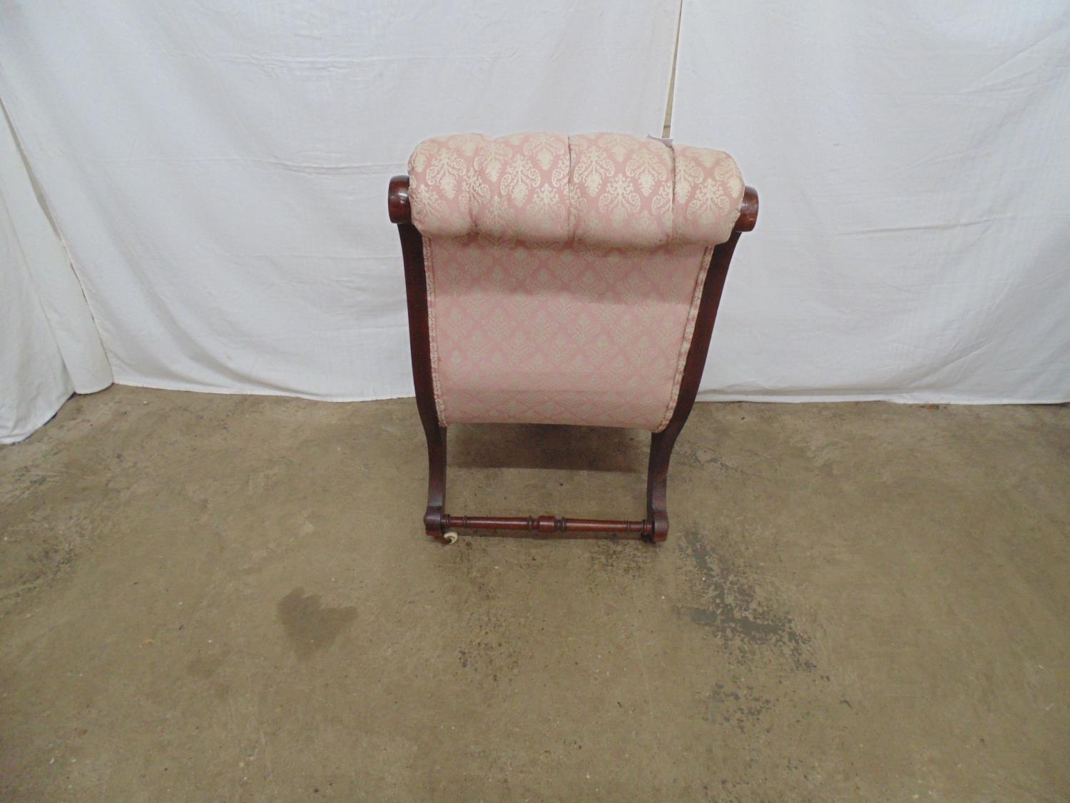 Mahogany slipper chair having buttoned pink and white upholstery, standing on scrolled legs ending - Image 3 of 4