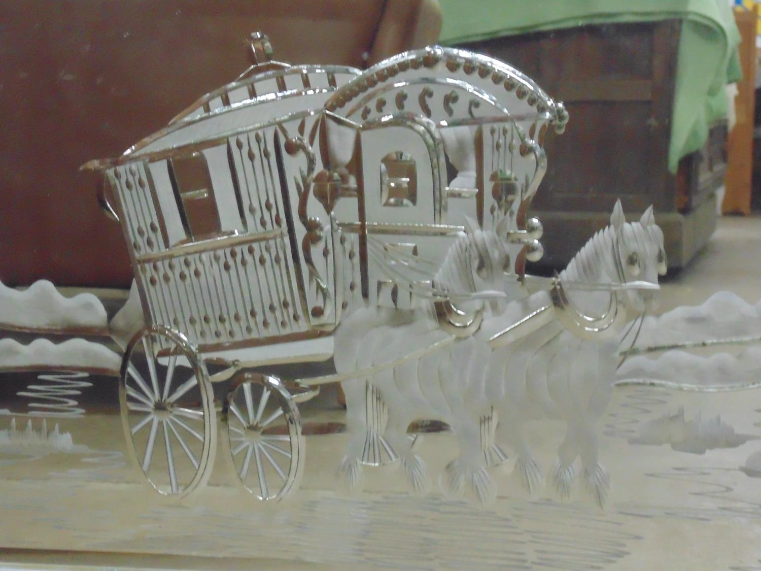 Bevel edge etched mirror with scene of a gypsy caravan being pulled by two horses, in painted silver - Image 2 of 2