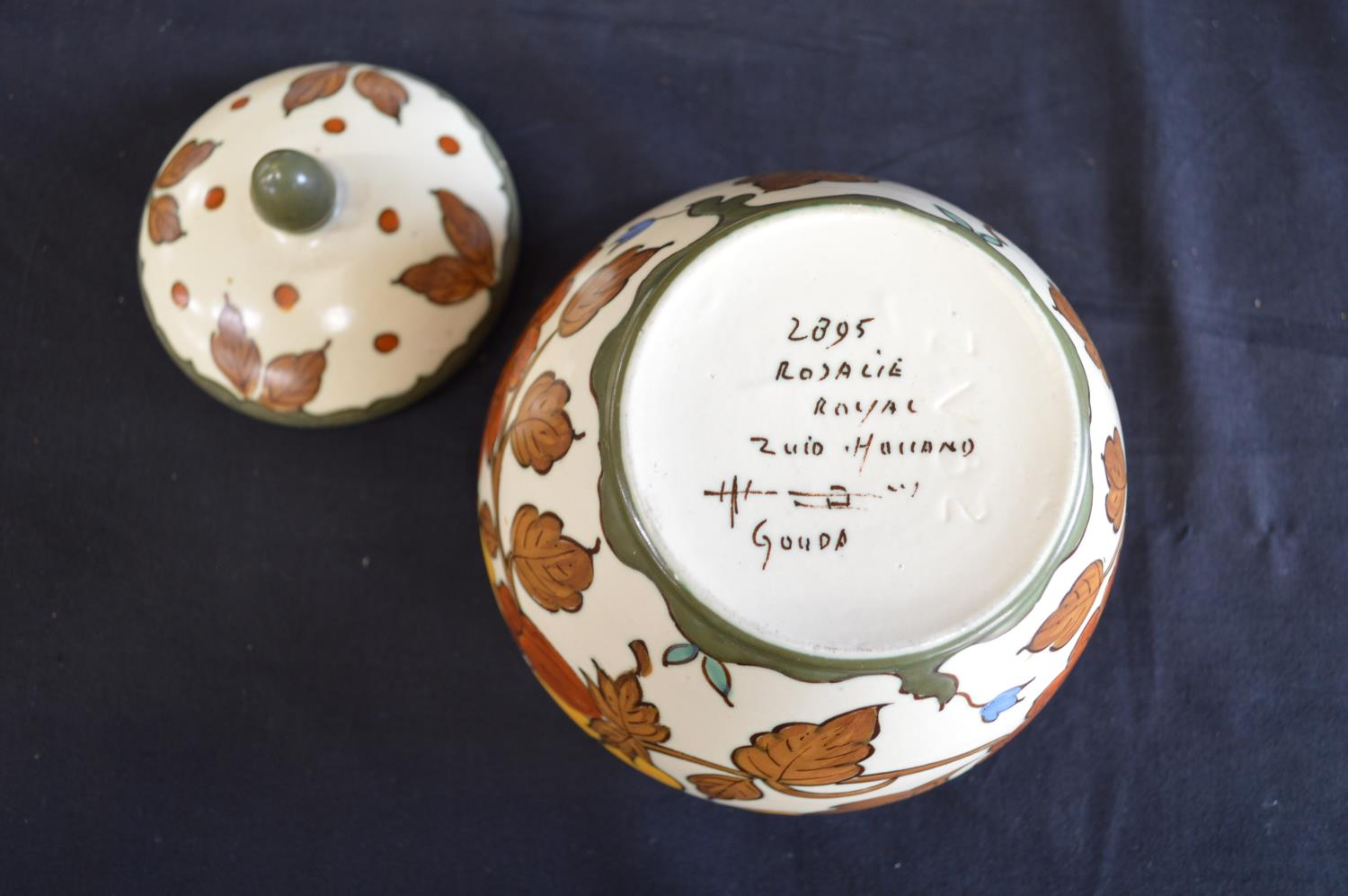 Group of ceramics to include: Furstenburg floral decorated bowl - 22cm dia, Staffordshire flat - Bild 6 aus 8
