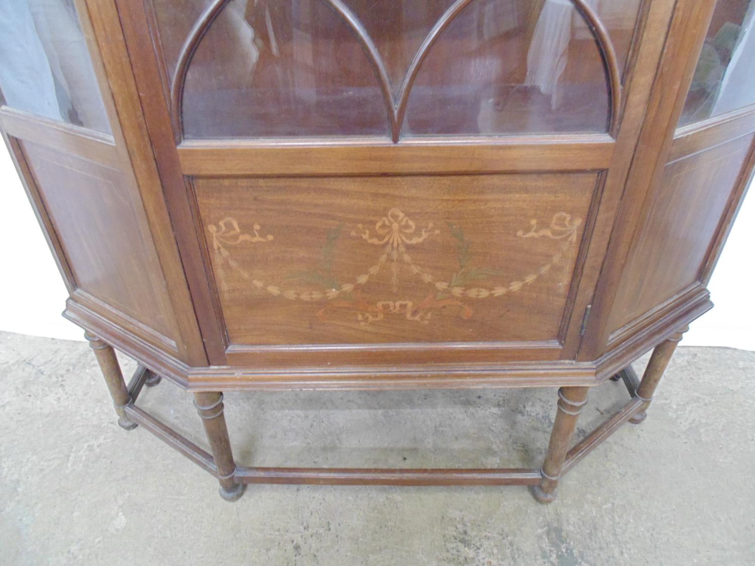 Inlaid mahogany display cabinet having single glazed door opening to two fixed wooden shelves - Image 6 of 6