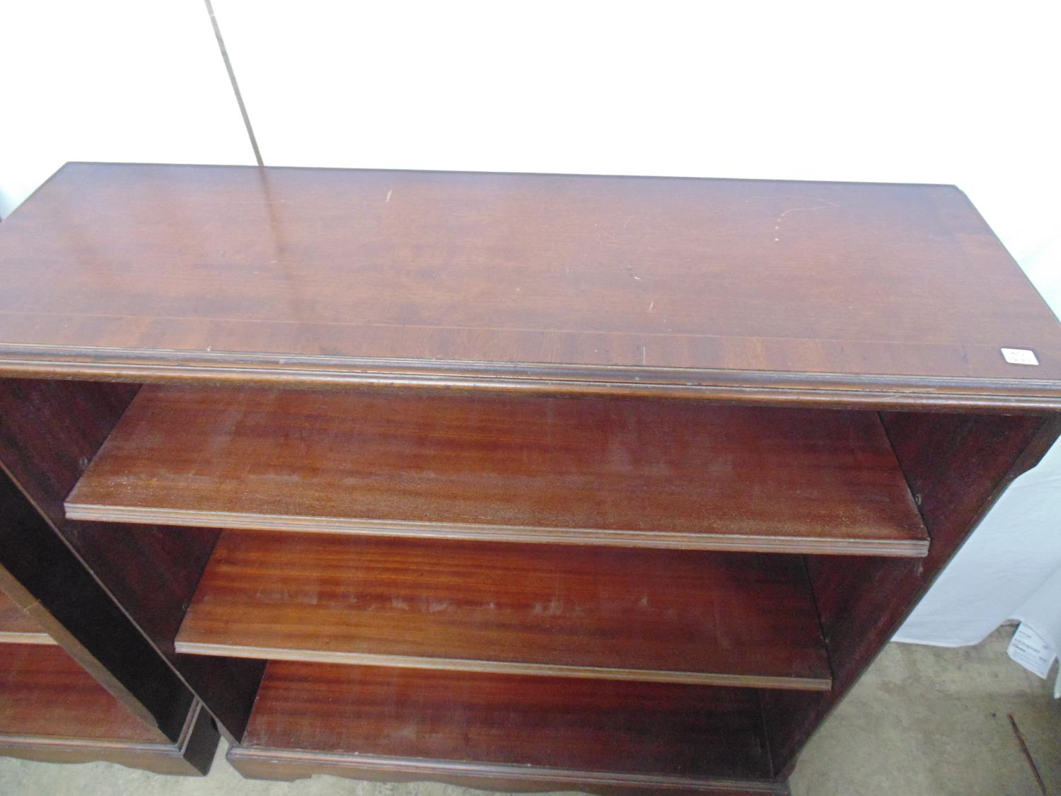 Reproduction mahogany open bookshelves with two adjustable shelves, standing on bracket feet - - Image 6 of 7