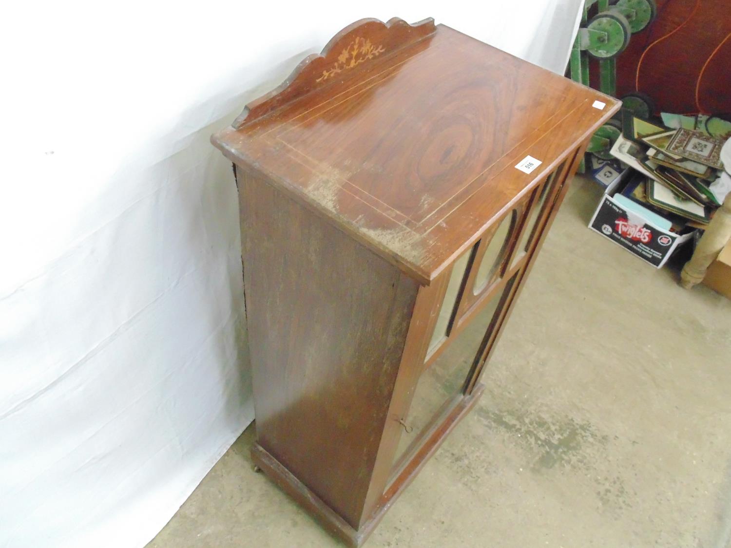 Inlaid rosewood glazed cabinet having a raised back over a mirrored and glazed door opening to two - Image 3 of 7