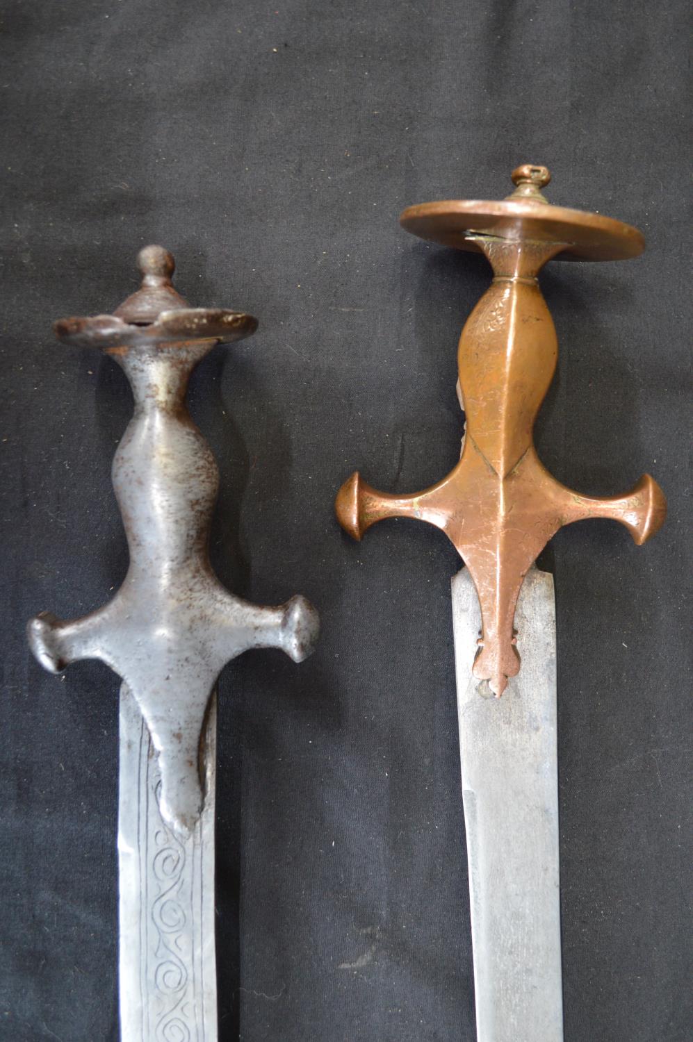 Two Tulwar swords having curved steel blades - 82.5cm x 84cm long Please note descriptions are not - Bild 4 aus 4