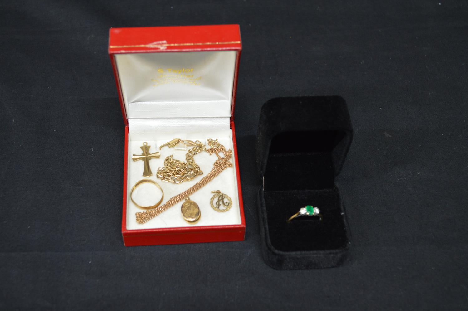 Quantity of 9ct gold jewellery to comprise: initial A pendant, oval locket (dented), bracelet (