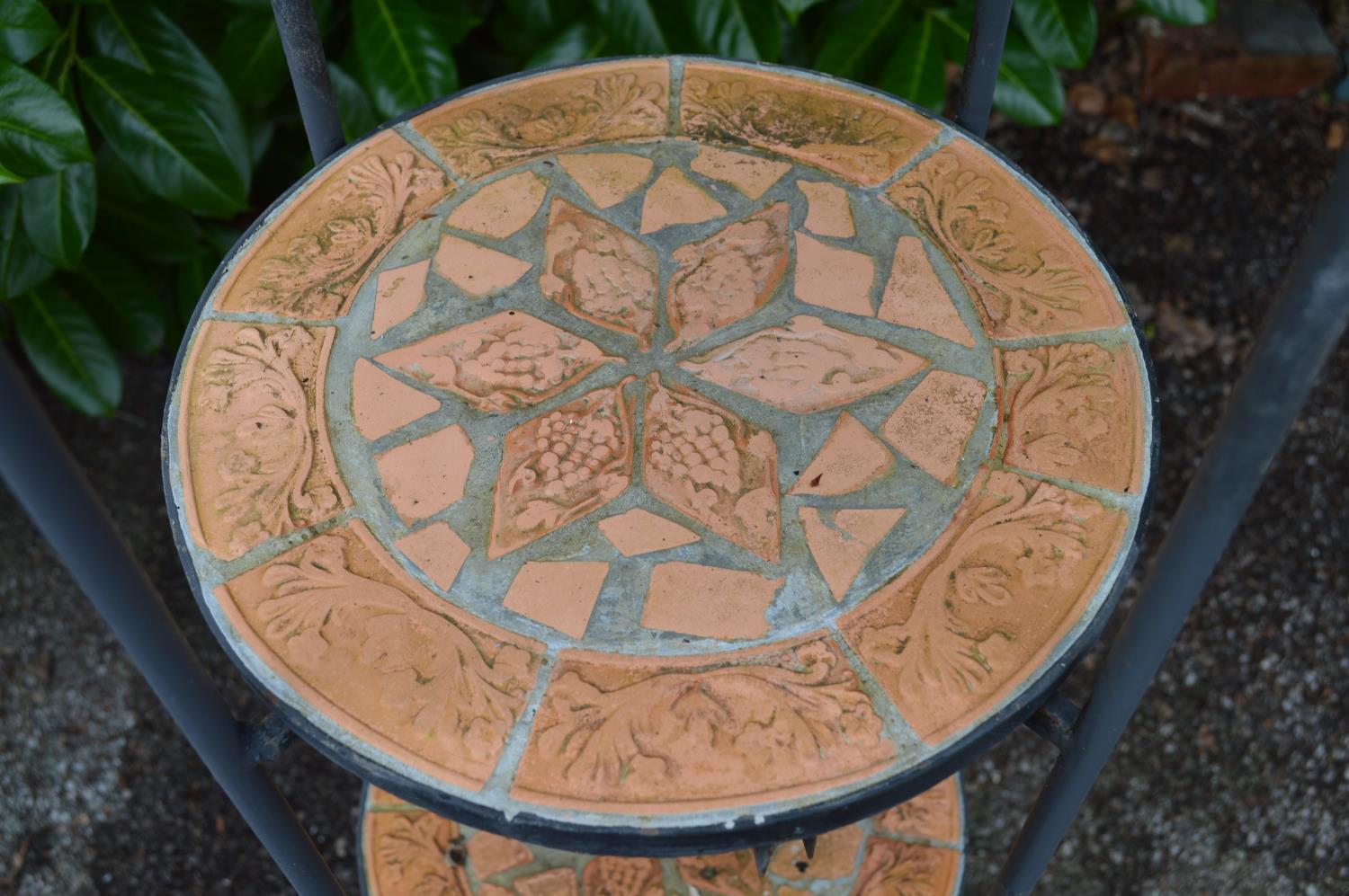 Metal framed plant stand with four terracotta mosaic tiers - 29cm x 148cm tall Please note - Bild 2 aus 2